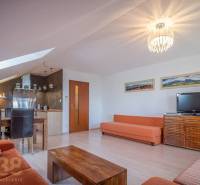 Znížená cena: priestranný apartmán s TOP polohou v Starom Smokovci - Obývacia izba Rekreačného apartmánu s pohovkami, jedálenským stolom a televíziou.