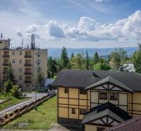 Znížená cena: priestranný apartmán s TOP polohou v Starom Smokovci - Budovy v krásnom prostredí Vysokých Tatier, Rekreačný apartmán obklopený zeleňou a horami.