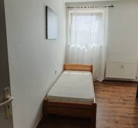 Na predaj 2i byt Stavbárska 38, Bratislava - Jednolôžková posteľ v izbe s oknom a závesom v 2-izbovom byte.