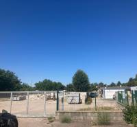 Predaj pozemku v 5868 m2 v PB. - Pozemky - komerčné na Popradskej ulici v Bratislave - Podunajské Biskupice s bránou a kontajnermi.