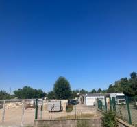 Predaj pozemku v 5868 m2 v PB. - Pozemky - komerčné na Popradskej ulici, Bratislava - Podunajské Biskupice s nákladnými autami a kontajnermi.