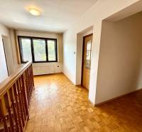 7 - IZB.ROD. DOM s GARÁŽOU, POZEMOK 2039m2, KOVÁLOV - Chodba s parketovou podlahou a presklenými dverami v Rodinnom dome.