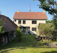 7 - IZB.ROD. DOM s GARÁŽOU, POZEMOK 2039m2, KOVÁLOV - Rodinný dom v Koválove so záhradou, stromami a priestranným zeleným pozemkom.