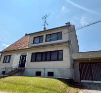 7 - IZB.ROD. DOM s GARÁŽOU, POZEMOK 2039m2, KOVÁLOV - Rodinný dom v Koválove s presvetlenými oknami a garážou na mierne svahovitom pozemku.