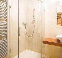 Príjemný apartmán s terasou v podhorí Vysokých Tatier - Sprchovací kút a umývadlo v kúpeľni Rekreačného apartmánu.