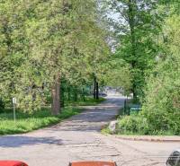REZERVOVANÉ 2-izbový byt na Staničnej ulici v Trnave - Staničná ulica v Trnave lemovaná stromami, zobrazuje pokojnú mestskú scenériu.