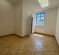 Na prenájom hala s pozemkom 4500 m² – Mníchova Lehota  - Prázdna miestnosť so svetlou podlahou a veľkým oknom v sklade a hale.