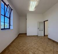 Na prenájom hala s pozemkom 4500 m² – Mníchova Lehota  - Interiér s oknom a dverami v skladoch a halách s dlažbou.