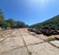 Na prenájom hala s pozemkom 4500 m² – Mníchova Lehota  - Bývalé sklady a haly v Mníchovej Lehote s uskladnenými stavebnými materiálmi obklopené zeleňou.