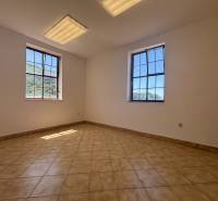 Na prenájom hala s pozemkom 4500 m² – Mníchova Lehota  - Interiér Skladov a hál s oknami a keramickou dlažbou na podlahe.