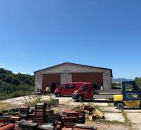 Na prenájom hala s pozemkom 4500 m² – Mníchova Lehota  - Sklady a haly v Mníchovej Lehote so stohmi tehál, červenou dodávkou a vysokozdvižným vozíkom.