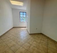 Na prenájom hala s pozemkom 4500 m² – Mníchova Lehota  - Miestnosť s dlažbou a veľkým oknom, vhodná na využitie v skladoch a halách.