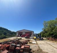 Na prenájom hala s pozemkom 4500 m² – Mníchova Lehota  - Sklady a haly v Mníchovej Lehote s halou, červeným autom a vysokozdvižným vozíkom.