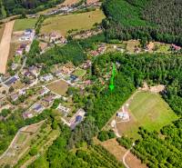 Pozemok s VEĽKÝM potenciálom_Vieska - Bezdedov (6441 m²) - Letecký pohľad na rekreačné pozemky obklopené lesmi a domami v Púchove, Vieska-Bezdedov.