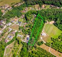 Pozemok s VEĽKÝM potenciálom_Vieska - Bezdedov (6441 m²) - Letecký pohľad na Rekreačné pozemky v Púchove na ulici Vieska-Bezdedov, obklopené zeleňou.