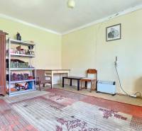3 IZB ROD.DOM S VEĽKÝM POZEMKOM - KMEŤOVO, OKRES NOVÉ ZÁMKY - Pohľad na miestnosť s nábytkom a kobercami, Pozemky - bývanie.