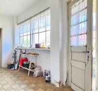 3 IZB ROD.DOM S VEĽKÝM POZEMKOM - KMEŤOVO, OKRES NOVÉ ZÁMKY - Svetlá chodba v interiéri s vintage nábytkom a balkónovými dverami. Pozemky - bývanie.