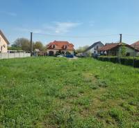 PREDAJ - Krásny rovinatý pozemok 1090 m2 - Cabaj-Čápor - Záhrada v Cabaji-Čápore obklopená domami, vhodná pre pozemky - bývanie.