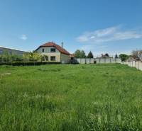 PREDAJ - Krásny rovinatý pozemok 1090 m2 - Cabaj-Čápor - Pozemky - bývanie v Cabaji-Čápore s trávnatou plochou a domom v pozadí.