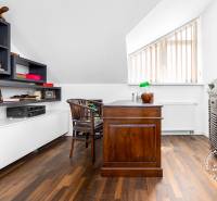 4-izbový rodinný dom s garážou, Stupava - Borovicová ulica - Home office s dreveným stolom, stoličkou a policami v rodinnom dome.
