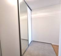 PRENÁJOM - Nový priestranný byt - Nitra, Centrum - Zrkadlová vstavaná skriňa v 2-izbovom byte s dlažbou a drevenou podlahou.