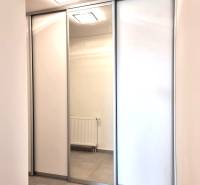 PRENÁJOM - Nový priestranný byt - Nitra, Centrum - Vstavaná skriňa s posuvnými dverami v 2-izbovom byte, reflektujúci čistý dizajn interiéru.