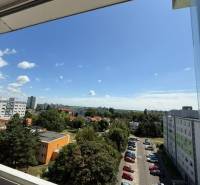 PREDAJ 2 IZBOVÝ BYT VO VYHĽADÁVANEJ LOKALITE BA II BUČINOVÁ ULICA - Výhľad na parkovisko a okolie z 2-izbového bytu na Bučinovej ulici, Bratislava - Vrakuňa.