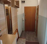 2 IZBOVÝ BYT NA PREDAJ, 59 m2, PREŠOV- PROSTĚJOVSKÁ UL. - Vstupná chodba 2-izbového bytu s botníkom a vešiakom.