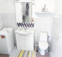 2 IZBOVÝ BYT NA PREDAJ, 59 m2, PREŠOV- PROSTĚJOVSKÁ UL. - Kúpeľňa v 2-izbovom byte s práčkou, umývadlom a toaletou, kachličky svetlých odtieňov.