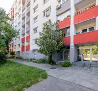 Príjemný, svetlý 3i byt 74 m2, klimatizácia, s lodžiou, dobrá lokalita - Bytový dom s červenými balkónmi a zeleňou na Wolkrovej ulici v Bratislave - Petržalke.