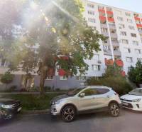 Príjemný, svetlý 3i byt 74 m2, klimatizácia, s lodžiou, dobrá lokalita - Bytový dom na Wolkrovej ulici, Bratislava - Petržalka, s parkujúcimi autami pred ním.