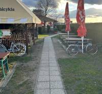Pozemok s gastronomickým zariadením, kompletné zariadenie a zázemie - Chodník vedľa gastro priestorov s bicyklami a slnečníkmi, Devínska Nová Ves, Devínske jazero.