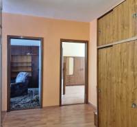 PREDAJ- Priestranný 2 izbový byt s krásnym výhľadom - Nitra, Klokočina - V 2-izbovom byte sa nachádza chodba s úložnými skriňami a vstup do izieb.