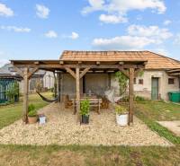 Ponúkame na predaj 4 izb. rodinný dom po kompletnej rekonštrukcii  - Drevená pergola s lavičkou a hojdacími sieťami na záhrade rodinného domu v Sološnici, Hoštákoch.
