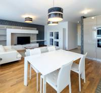 Krásny, priestranný 3i byt 110 m2, 2x lodžia parkovanie,RUSTICA - Obývacia izba s kuchyňou v 3-izbovom byte, svetlé steny a moderné spotrebiče.
