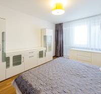 Krásny, priestranný 3i byt 110 m2, 2x lodžia parkovanie,RUSTICA - Svetlá spálňa s veľkou posteľou, komodou a šatníkovou skriňou v 3-izbovom byte.