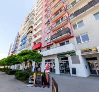 Krásny, priestranný 3i byt 110 m2, 2x lodžia parkovanie,RUSTICA - Obytný dom na Saratovskej ulici v Bratislave - Dúbravke s obchodmi a stromovou alejou.