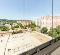Krásny, priestranný 3i byt 110 m2, 2x lodžia parkovanie,RUSTICA - Výhľad na ulicu Saratovská v Bratislave - Dúbravke z 3-izbového bytu.