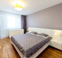 Krásny, priestranný 3i byt 110 m2, 2x lodžia parkovanie,RUSTICA - Spálňa v 3-izbovom byte s dvojposteľou, nočnými stolíkmi a drevenou podlahou.
