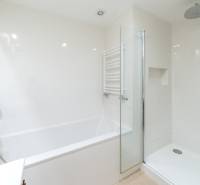 Krásny, priestranný 3i byt 110 m2, 2x lodžia parkovanie,RUSTICA - Kúpeľňa v 3-izbovom byte s vaňou, sprchovacím kútom a bielymi obkladmi.