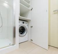 Krásny, priestranný 3i byt 110 m2, 2x lodžia parkovanie,RUSTICA - Kúpeľňa so sprchovacím kútom a práčkou v 3-izbovom byte.