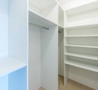 Krásny, priestranný 3i byt 110 m2, 2x lodžia parkovanie,RUSTICA - Šatník s policami a vešiakovou tyčou v 3-izbovom byte.