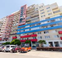 Krásny, priestranný 3i byt 110 m2, 2x lodžia parkovanie,RUSTICA - Bytový dom s farebnými balkónmi na Saratovskej ulici, Bratislava - Dúbravka.