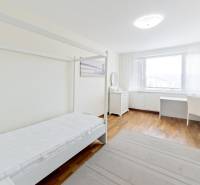 Krásny, priestranný 3i byt 110 m2, 2x lodžia parkovanie,RUSTICA - Svetlá izba v 3-izbovom byte s posteľou a úložným priestorom.