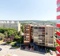 Krásny, priestranný 3i byt 110 m2, 2x lodžia parkovanie,RUSTICA - Výhľad na Bratislavu-Dúbravku z budovy na Saratovskej ulici, s parkami a strešnými terasami.