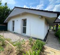 Moderný 4i rodinný bungalov 687m2 | Legionárska | Trenčín - Rodinný dom na Legionárskej ulici v Trenčíne s dvorom a záhradkou.