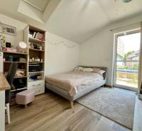 Moderný 4i rodinný bungalov 687m2 | Legionárska | Trenčín - Izba v rodinnom dome s posteľou, pracovným stolom a výhľadom na záhradu.