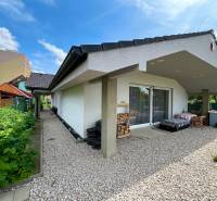 Moderný 4i rodinný bungalov 687m2 | Legionárska | Trenčín - Rodinný dom na Legionárskej ulici v Trenčíne s terasou a záhradou.
