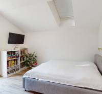 Moderný 4i rodinný bungalov 687m2 | Legionárska | Trenčín - Svetlá spálňa v rodinnom dome s posteľou, knihovničkou a oknom s výhľadom.