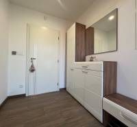 Moderný 4i rodinný bungalov 687m2 | Legionárska | Trenčín - Chodba v rodinnom dome s nábytkom, veľkým zrkadlom a svetlými stenami.